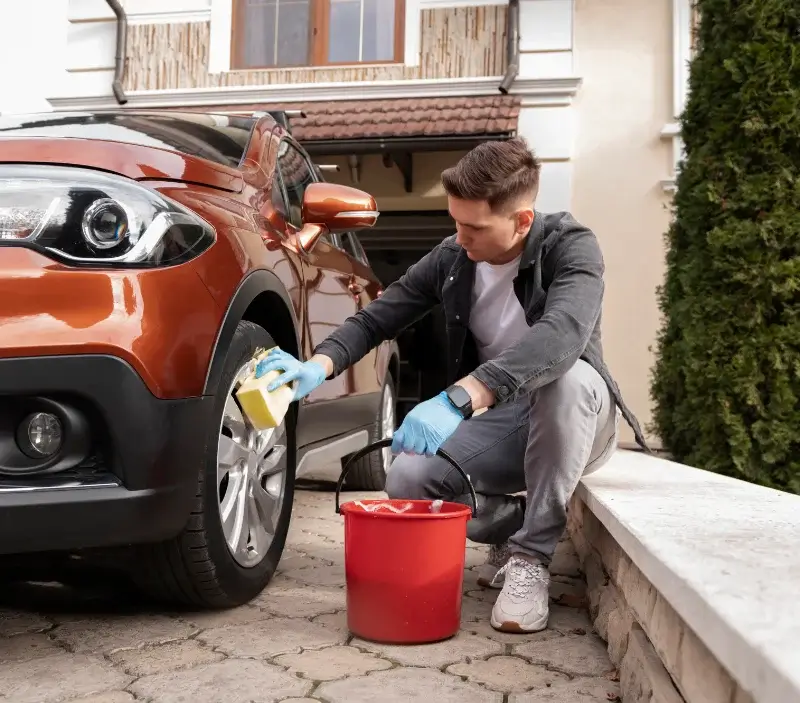Lavage auto à domicile Les Auxons : professionnel intervenant sur un véhicule